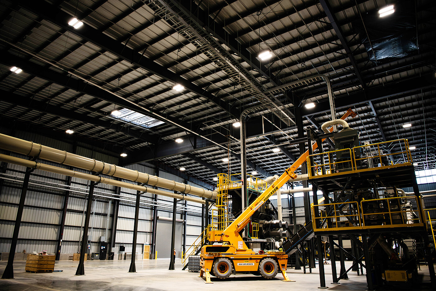 Photo: Aurubis: Progress on the construction site of the hall in Richmond, a yellow excavator stands in the middle of it all