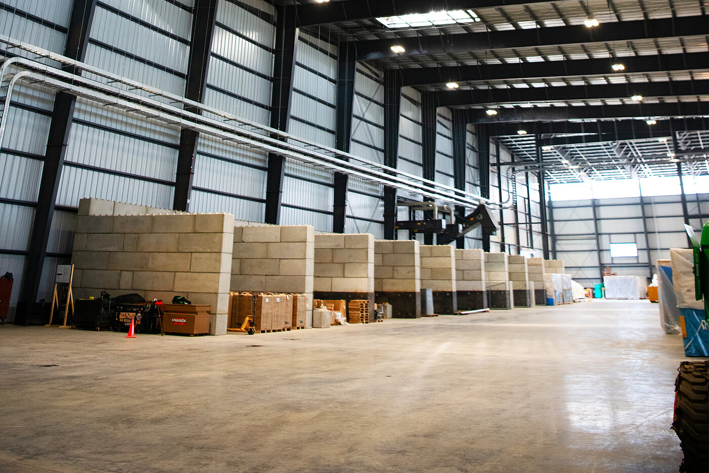 Photo: Aurubis: View inside the Richmond construction site hall, concrete blocks being built